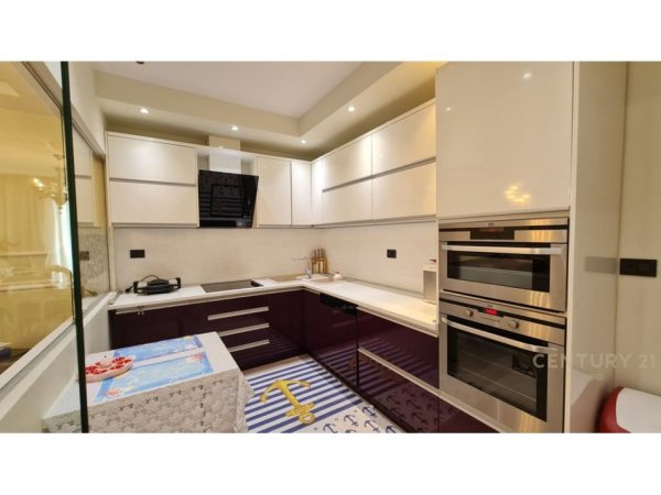 Tirane, jepet me qera apartament 2+1 Kati 10, 165 m² 1.800 € (ISH BLLOK)