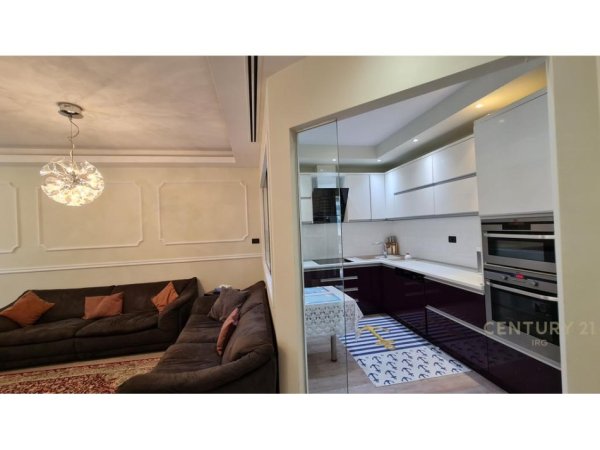Tirane, jepet me qera apartament 2+1 Kati 10, 165 m² 1.800 € (ISH BLLOK)