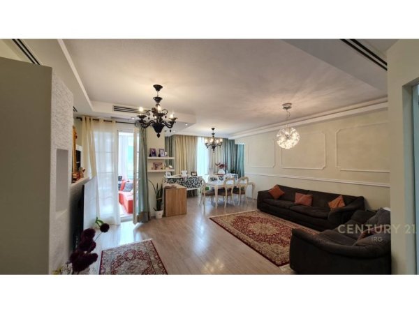 Tirane, jepet me qera apartament 2+1 Kati 10, 165 m² 1.800 € (ISH BLLOK)