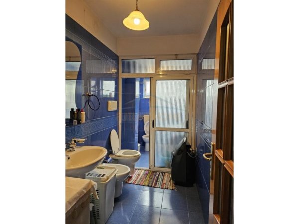 Shitet, Apartament 3+1 tek 21 Dhjetori, Tirane.
