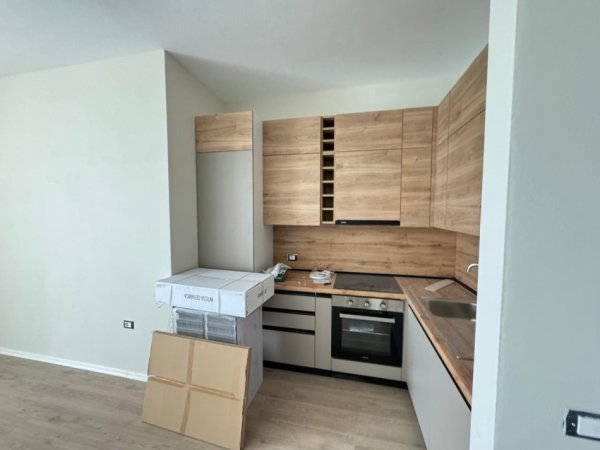 Tirane, jepet me qera apartament 1+1+Ballkon Kati 8, 65 m² 550 € (Rr. Riza Cerova te Shkolla e Kuqe)