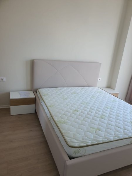 Tirane, jepet me qera apartament 1+1+Ballkon Kati 8, 65 m² 550 € (Rr. Riza Cerova te Shkolla e Kuqe)