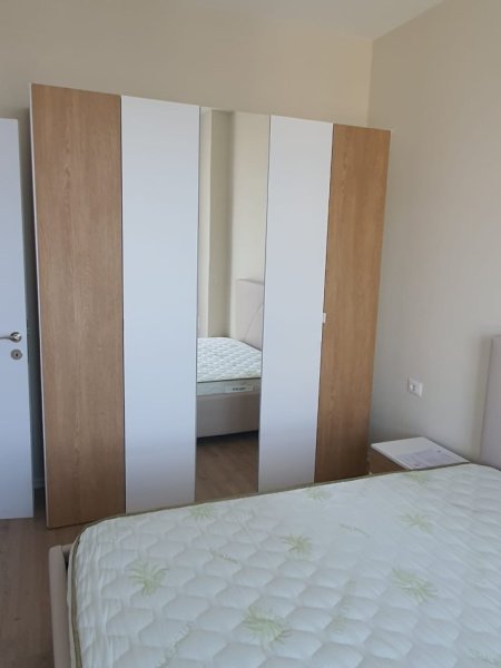 Tirane, jepet me qera apartament 1+1+Ballkon Kati 8, 65 m² 550 € (Rr. Riza Cerova te Shkolla e Kuqe)