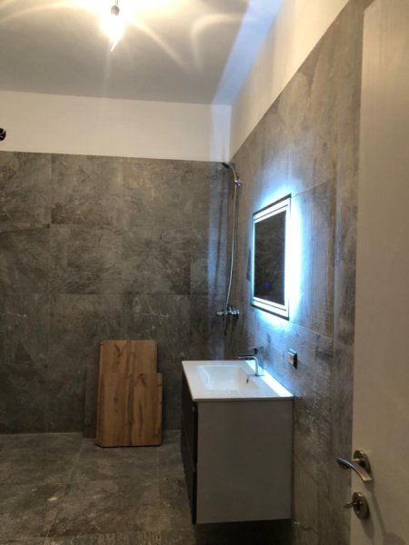 Tirane, jepet me qera apartament 1+1+Ballkon Kati 8, 65 m² 550 € (Rr. Riza Cerova te Shkolla e Kuqe)