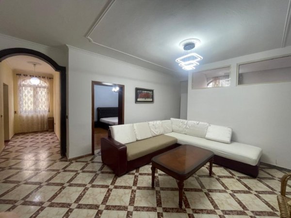 Tirane, jepet me qera apartament 2+1 Kati 1, 90 m² 500 € (Ali Demi)