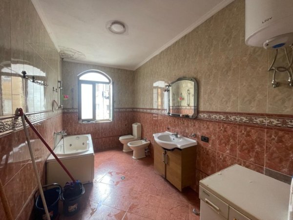 Tirane, jepet me qera apartament 2+1 Kati 1, 90 m² 500 € (Ali Demi)