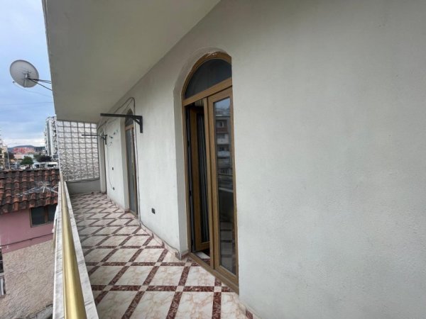 Tirane, jepet me qera apartament 2+1 Kati 1, 90 m² 500 € (Ali Demi)