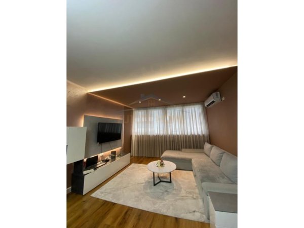 Shitet, Apartament 3+1+2 , Rruga e Kavajës,Tirane.