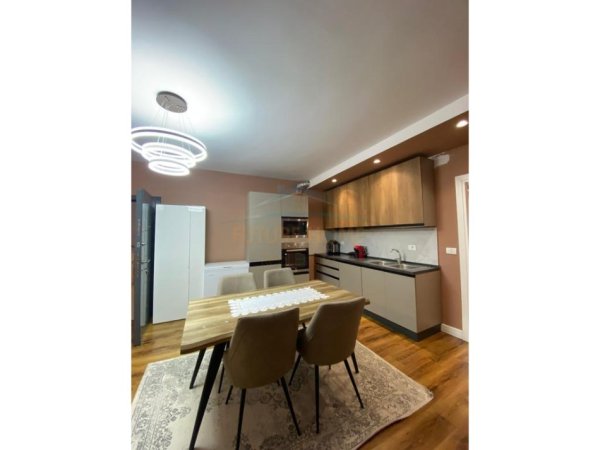 Shitet, Apartament 3+1+2 , Rruga e Kavajës,Tirane.