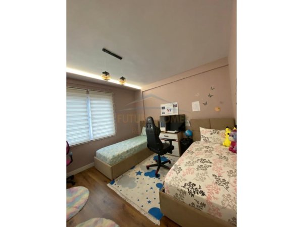 Shitet, Apartament 3+1+2 , Rruga e Kavajës,Tirane.