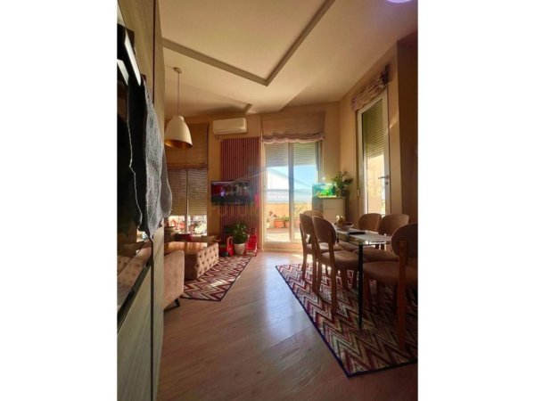Shitet, Apartament 2+1, Ish Parku i Autobuzave, Tiranë.