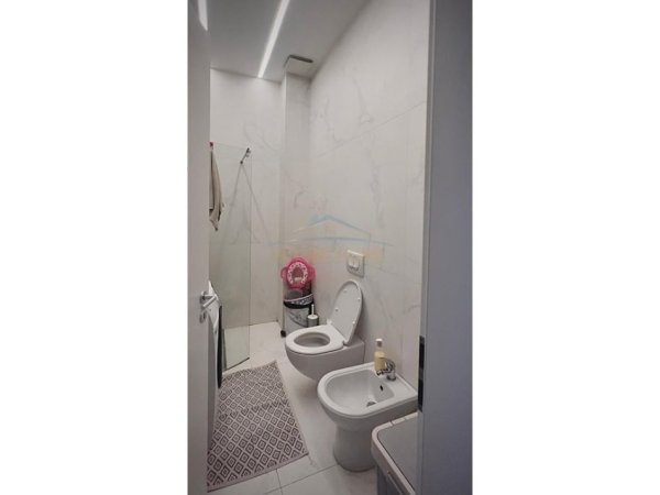 Shitet, Apartament 2+1, Ish Parku i Autobuzave, Tiranë.