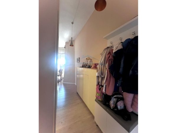 Shitet, Apartament 2+1, Ish Parku i Autobuzave, Tiranë.