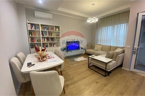 Tirane, jepet me qera apartament 1+1 , 65 m² 550 € (Jordan Misja)