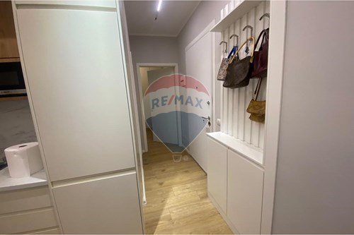 Tirane, jepet me qera apartament 1+1 , 65 m² 550 € (Jordan Misja)