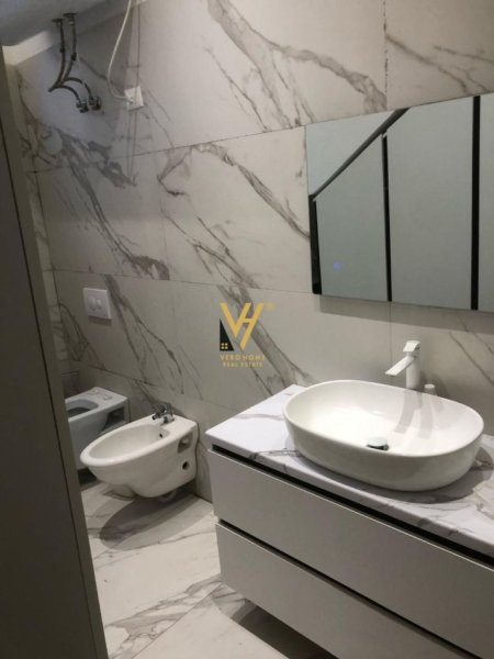 Tirane, jepet me qera Vile 2 Katshe Kati 0, 400 m² 2.000 € (KOMUNA E PARISIT)