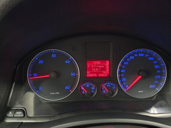 Tirane, shitet makine Golf 5 Nafte, gri e erret automatik Kondicioner 230.000 km 5.000 €