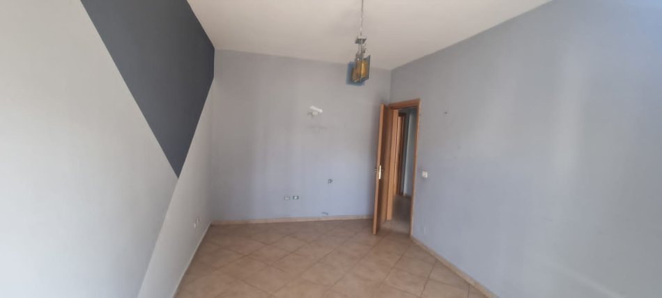 Tirane, shes apartament 2+1+Ballkon Kati 7, 90 m² 208.000 € (Komuna e Parisit)