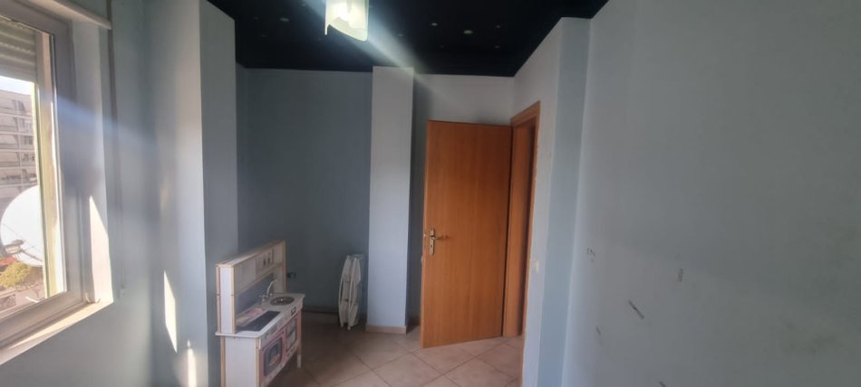 Tirane, shes apartament 2+1+Ballkon Kati 7, 90 m² 208.000 € (Komuna e Parisit)
