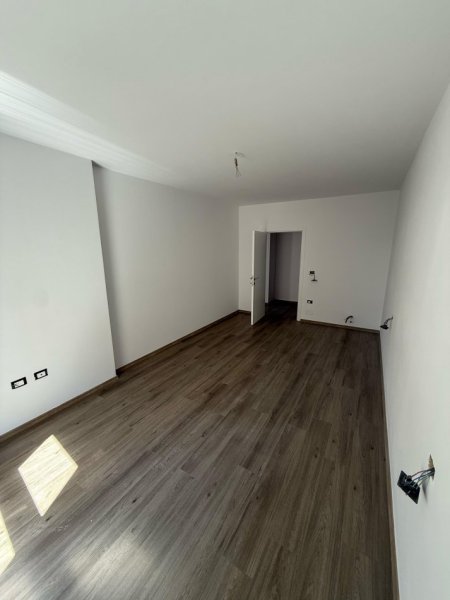 Tirane, shes 1+1 Kati 4, 75 m² 135.000 € (Xhamllik)