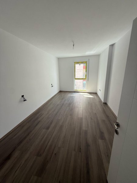 Tirane, shes 1+1 Kati 4, 75 m² 135.000 € (Xhamllik)