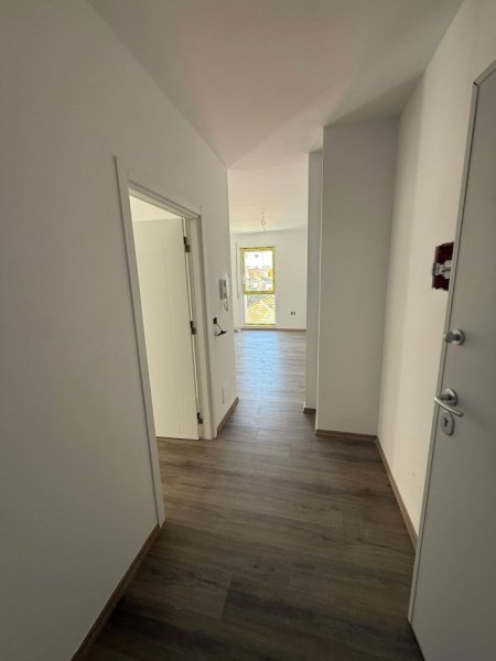 Tirane, shes 1+1 Kati 4, 75 m² 135.000 € (Xhamllik)