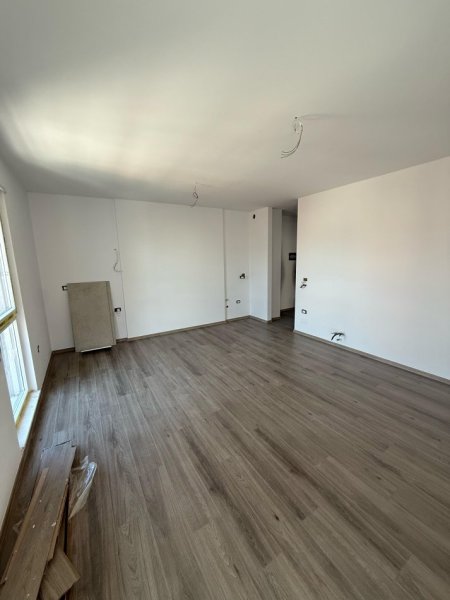 Tirane, shes 1+1 Kati 4, 75 m² 135.000 € (Xhamllik)