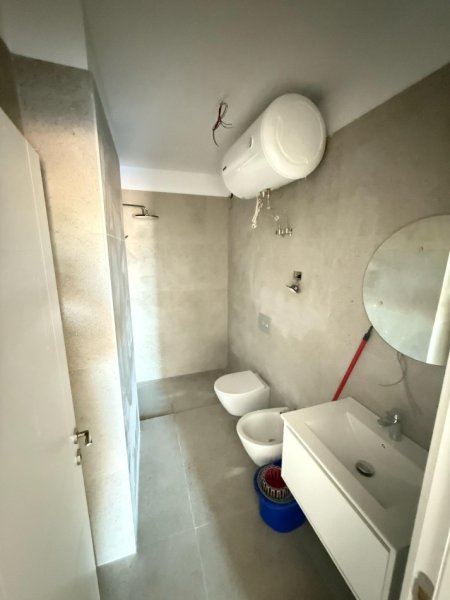 Tirane, shes 1+1 Kati 4, 75 m² 135.000 € (Xhamllik)