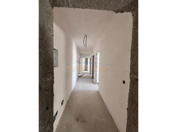 Shitet, Apartament 3+1+2+2 Post Parkim, Univers City