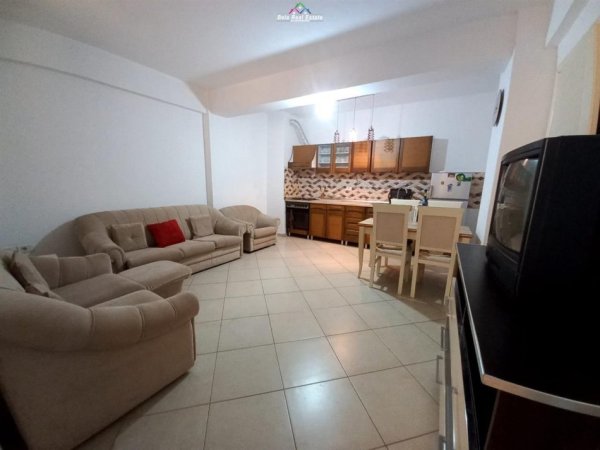 Tirane, jepet me qera apartament 1+1+Ballkon Kati 3, 65 m² 380 € (kamez)