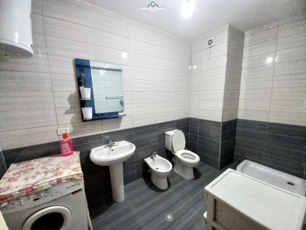 Tirane, jepet me qera apartament 1+1+Ballkon Kati 3, 65 m² 380 € (kamez)
