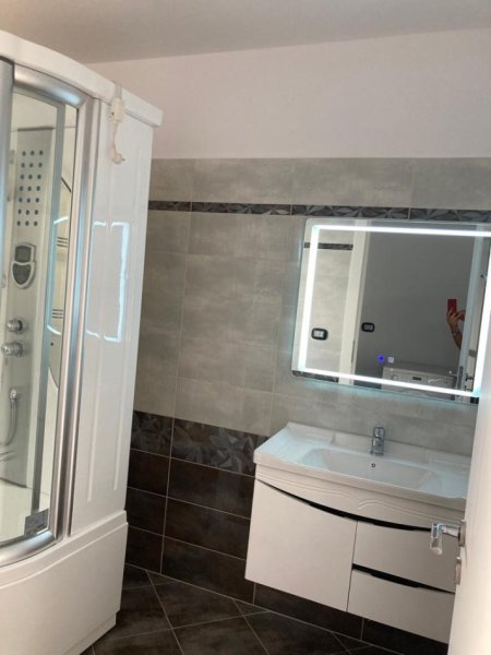 Tirane, jepet me qera apartament 2+1 Kati 3, 120 m² 500 € (Rruga Alush Taka)