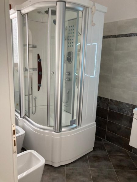 Tirane, jepet me qera apartament 2+1 Kati 3, 120 m² 500 € (Rruga Alush Taka)