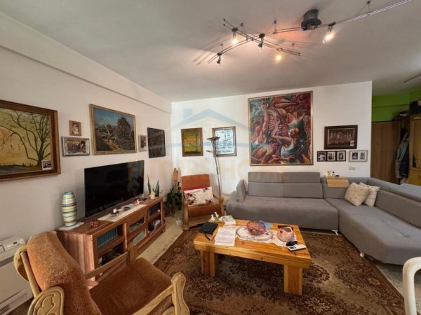 Shitet, Apartament 2+1+Garazhd, Kodra e Diellit pran nenkalimit te komunes, Tirane