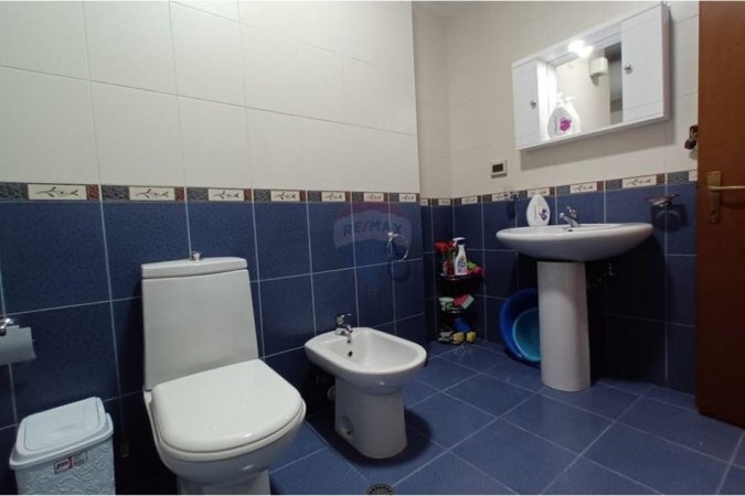 Tirane, jepet me qera apartament 2+1+Ballkon Kati 3, 100 m² 750 € (Rruga Tish Dahia, Komuna e Parisit)