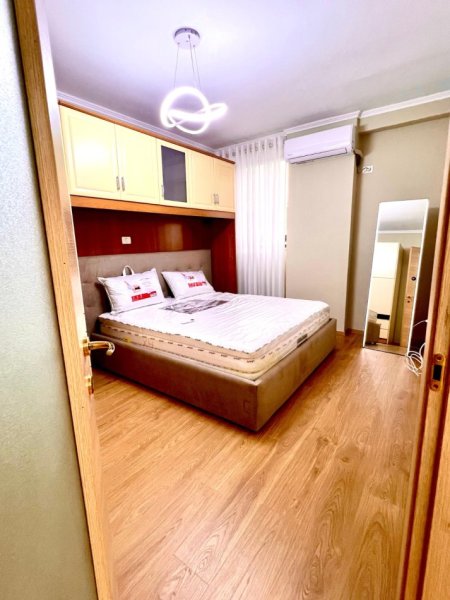 Tirane, jepet me qera apartament 1+1 Kati 2, 69 m² 500 € (Brryli)