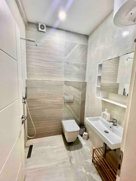 Tirane, jepet me qera apartament 2+1 Kati 9, 102 m² 760 € (Ish Fusha e Aviacionit)