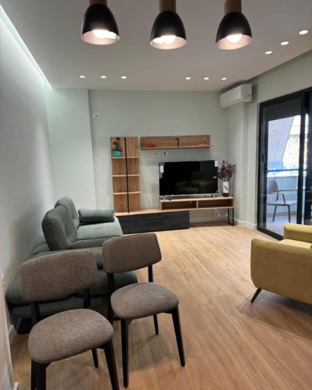 Tirane, jepet me qera apartament 1+1+Ballkon Kati 2, 67 m² 750 € (Te lulishtja te Komuna E Parisit)