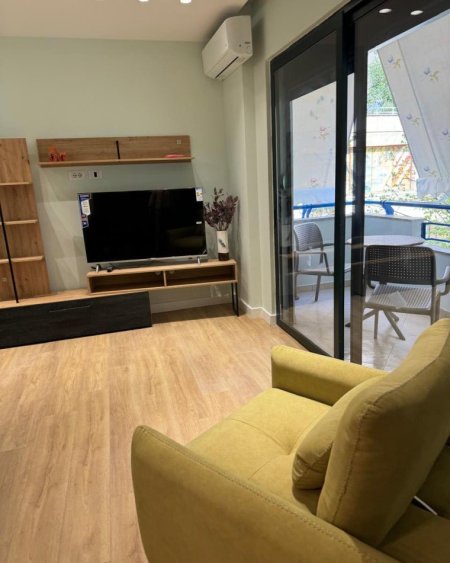 Tirane, jepet me qera apartament 1+1+Ballkon Kati 2, 67 m² 750 € (Te lulishtja te Komuna E Parisit)