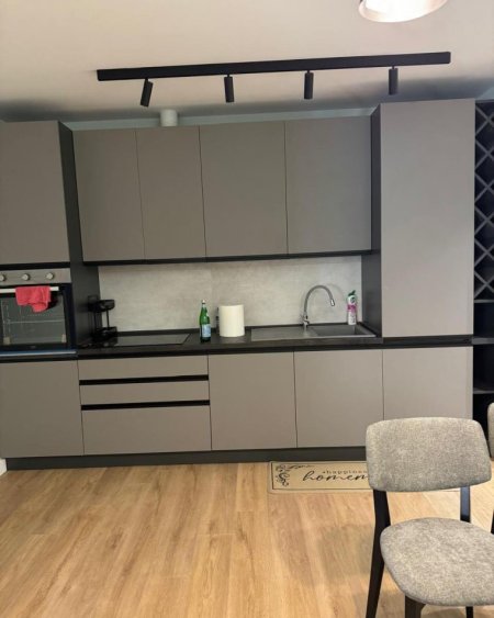 Tirane, jepet me qera apartament 1+1+Ballkon Kati 2, 67 m² 750 € (Te lulishtja te Komuna E Parisit)