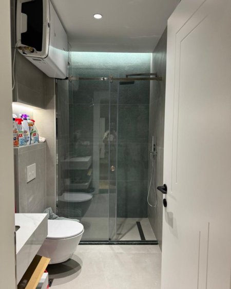 Tirane, jepet me qera apartament 1+1+Ballkon Kati 2, 67 m² 750 € (Te lulishtja te Komuna E Parisit)