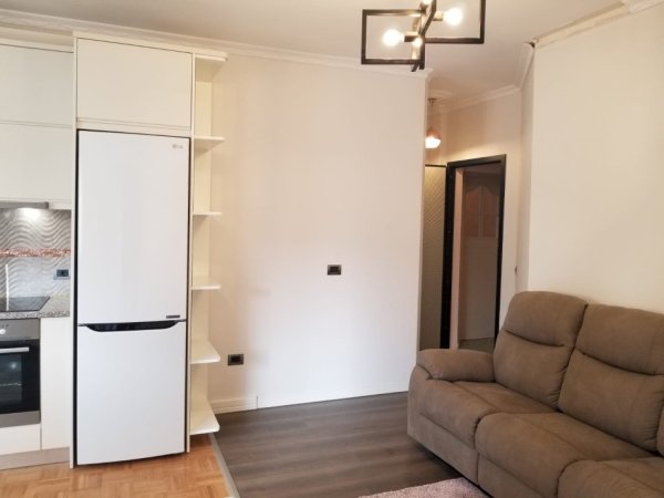 Tirane, jepet me qera apartament 1+1+Ballkon Kati 4, 60 m² 620 € (Rr. Tish Dahija prane Kristal Center)