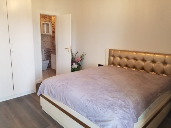 Tirane, jepet me qera apartament 1+1+Ballkon Kati 4, 60 m² 620 € (Rr. Tish Dahija prane Kristal Center)