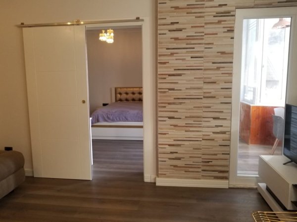 Tirane, jepet me qera apartament 1+1+Ballkon Kati 4, 60 m² 620 € (Rr. Tish Dahija prane Kristal Center)