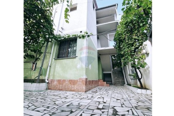 Tirane, jepet me qera apartament 2+1 Kati 1, 100 m² 430 € (APARTAMENT 2+1 PER QIRA PRANE SPITALIT USHTARAK!)