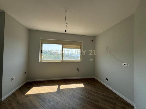 Tirane, jepet me qera apartament 2+1 Kati 4, 124 m² 124.000 € (fresku)