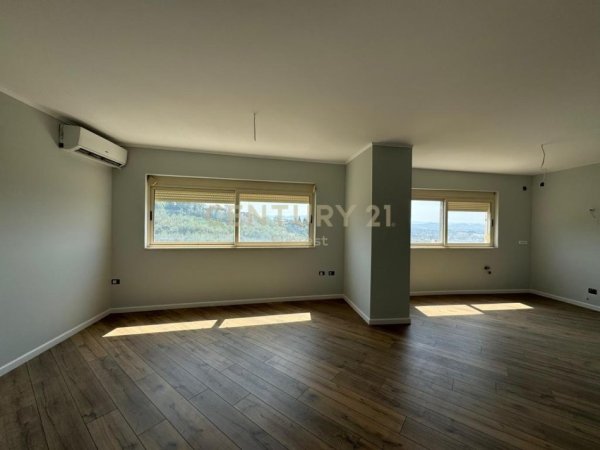 Tirane, jepet me qera apartament 2+1 Kati 4, 124 m² 124.000 € (fresku)