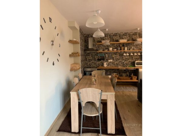 Tirane, jepet me qera apartament 1+1 Kati 2, 80 m² 700 € (QENDER)