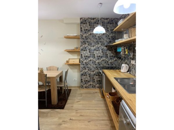 Tirane, jepet me qera apartament 1+1 Kati 2, 80 m² 700 € (QENDER)
