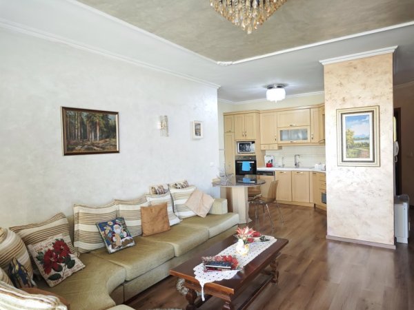 Tirane, Apartament 2+1+ 2 tualete +Ballkon Kati 6, 115 m² 750 € (Ministria e Jashtme)